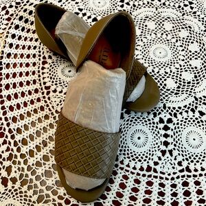 Brand new women’s sandals, flat comfortable, can use it any where. 8,1/2 size.